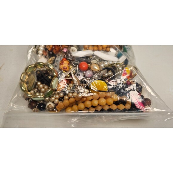 5.5+ lbs Huge Lot Costume Jewelry VTG Now Junk Art Craft & Wear Resell Mix In - Picture 4 of 8